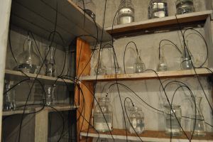 Mange glas med vand og trykluft, lydinstallation i Svends Bibliotek København 2014